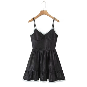 Robe noire à bretelles avec bordure en dentelle blanche et jupe bouffante texturée