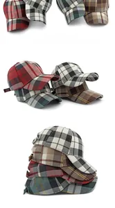 Detalle de gorras de béisbol de cuadros con corona estructurada y visera curva de color