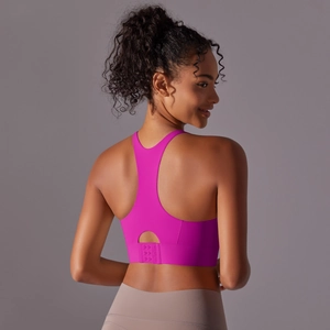 Détail du soutien-gorge de sport rose avec dos nageur, agrafe réglable et découpe