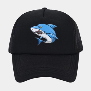 Detailansicht einer schwarzen Trucker Cap mit blauem Hai-Motiv und atmungsaktivem Netz