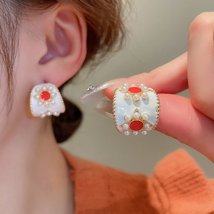 Boucles d'oreilles créoles dorées en C avec perles et émail blanc de style rétro français