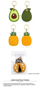 Vue détaillée de porte-clés en cuir dessin animé avocat et ananas avec fermoirs dorés