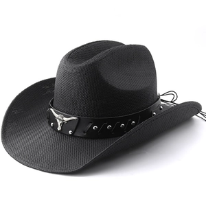 Chapeau de cowboy en paille noire avec emblème tête de taureau et bande en cuir clouté