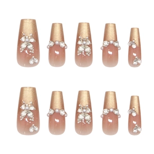 Nagel-Tips mit Schmetterling-Diamanten, Perlen und goldbraunem Glitzer-Verlauf auf Rosa