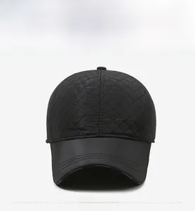 Détail de la casquette de baseball matelassée avec broderie SPORT et doublure thermique
