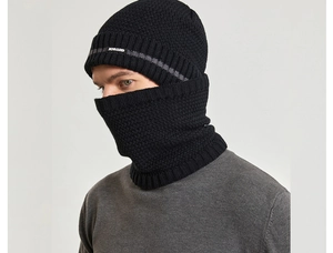 Dettaglio del set invernale uomo con cappello in maglia nera e scaldacollo con fodera morbida