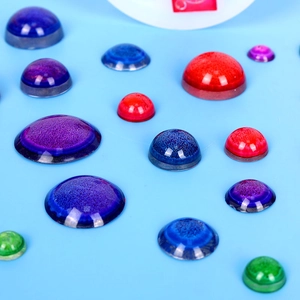 Vue macro de cabochons en verre à motif marbré pour la création de bijoux DIY
