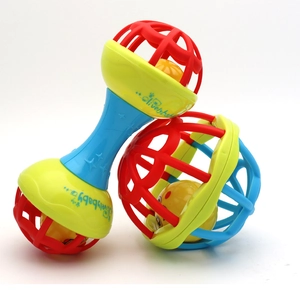 Vue détaillée de hochets souples pour bébé aux couleurs vives rouge et bleu