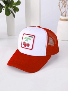 Dettaglio del cappello trucker in rete bianca e rossa con ricamo a ciliegia e testo Cherry