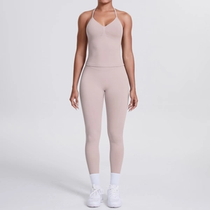 Detaillierte Nahaufnahme des mattrosa Yoga-Sets mit Halter-BH und High-Waist-Sportleggings