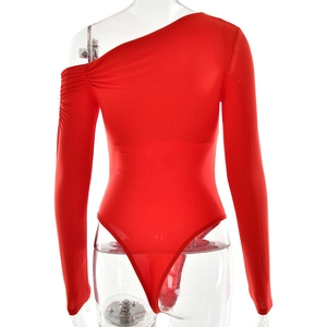 Détail d'un body rouge à une épaule et manches longues avec finitions plissées sur fond blanc