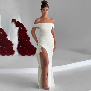 Vue détaillée de la robe de soirée blanche sans bretelles avec fente et tissu drapé