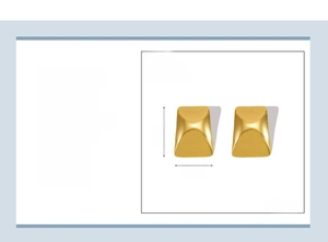 Détail des boucles d'oreilles carrées concaves plaquées or 18K avec dimensions 28x20mm