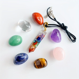 Détail macro du kit pierres chakra avec pendentif en résine et cristaux polis