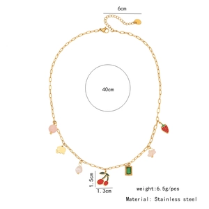 Dettaglio della collana in acciaio inossidabile con ciondoli ciliegia e fragola