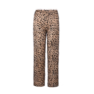 Détail rapproché de la texture pelucheuse à imprimé léopard sur le pantalon court décontracté