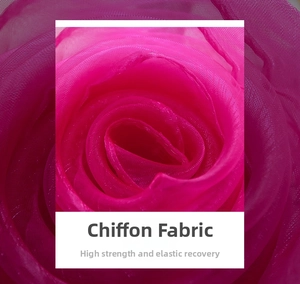 Vista macro di una sciarpa di chiffon rosa a forma di rosa con trama leggera