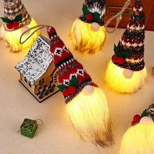 Detailaufnahme leuchtender Weihnachtszwerge mit Strickmustern und warmen LED-Lichtern