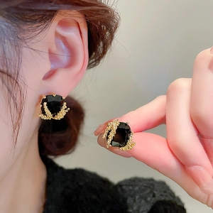 Gothic style square black gemstone stud earrings with wheat ear golden metal texture