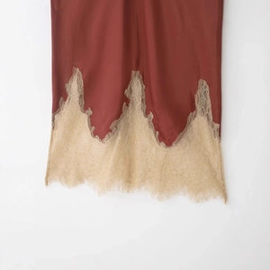 Jupe en satin rouge rouille avec bordure élégante en dentelle de cils champagne