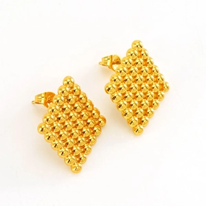 Boucles d'oreilles losanges en acier titane doré avec un design de perles texturées