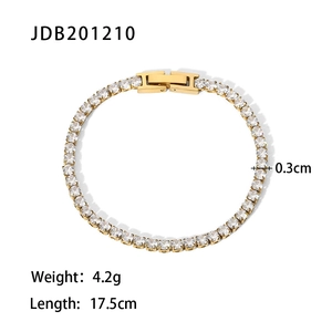 Détail du bracelet tennis plaqué or 14K avec zircons de 0.3cm et longueur de 17.5cm