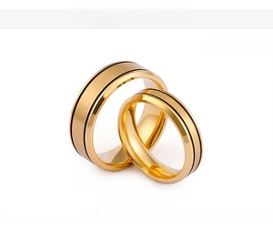 Dettaglio di anelli per coppia placcati in oro 18K con finitura sabbiata e interno lucido