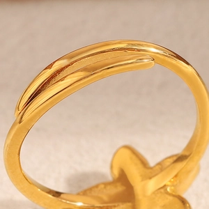 Vue macro détaillée de l'anneau réglable plaqué or 18 carats avec finition délicate