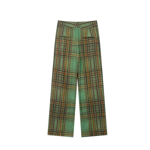 Détail à plat du pantalon droit à carreaux verts avec motifs orange et marron