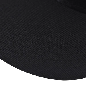 Vue détaillée de la visière en coton sergé noir avec des coutures parallèles renforcées