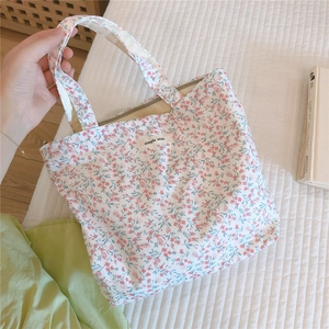 Gros plan du sac fourre-tout en coton fleuri avec étiquette Simple Wish et zip