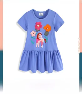 Détail d'une robe bleu clair pour filles avec broderie licorne et fleurs arc-en-ciel