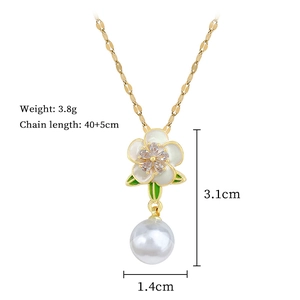 Détail du pendentif fleur blanche de 3.1cm x 1.4cm sur une chaîne en titane doré