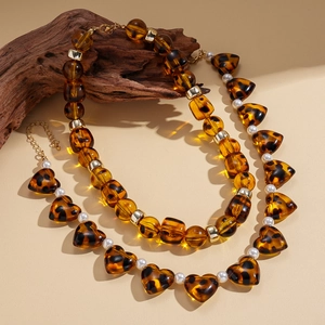 Retro amber acrylic heart beaded necklace with leopard print and pearl accents