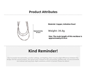 Détail d'un long collier de perles de 87,5cm avec pendentif lune en cuivre et perles
