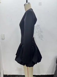 Vue latérale d'une mini robe noire à manches longues avec un ourlet bulle structuré