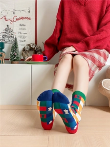 Chaussettes de Noël confortables avec motifs à carreaux colorés et détails de flocons