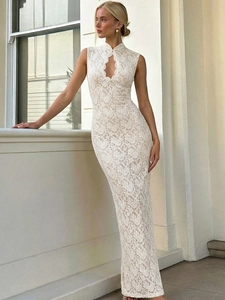 Elegante abito in pizzo bianco con scollatura a goccia e spacco sul fondo