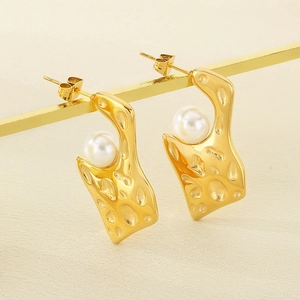 Minimalist hammered gold geometric earrings with central white pearl accents for women
