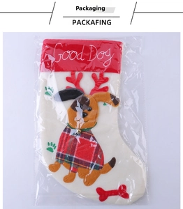 Dettaglio calza di Natale per cani con ricamo Good Dog e decorazione scozzese