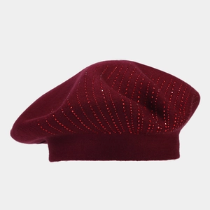 Détail du béret en maille bordeaux orné de strass rouges brillants en motif radial