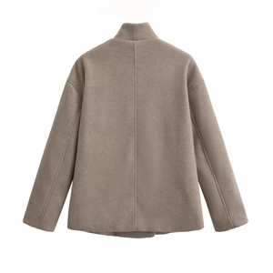Vue arrière du manteau en laine avoine montrant la silhouette et la texture du tissu