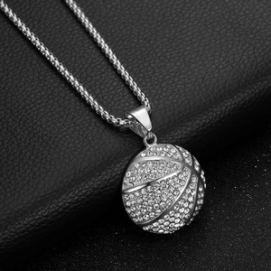 Gros plan d'un collier pendentif basket argenté avec diamants sur fond de cuir foncé