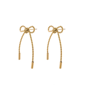 Détail des boucles d'oreilles nœud plaqué or 18K avec élégantes pampilles en métal