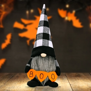 Gnomo di Halloween in peluche con cappello a scacchi e striscione BOO arancione su legno