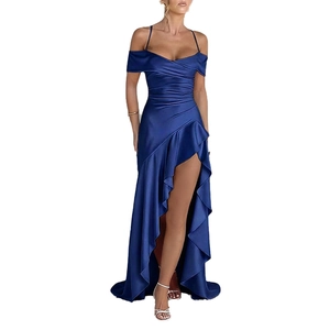 Élégante robe de soirée en satin bleu marine avec épaules dénudées et fente latérale haute