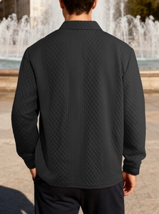 Vista posteriore dettagliata di una felpa polo nera da uomo con motivi geometrici in rilievo