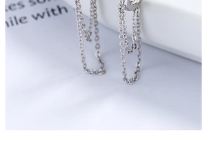 Makroaufnahme von 925 Sterling Silber Quastenkette Ohrringen mit polierter Metalloberfläche