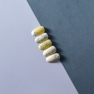 Detail von 5D-geprägten Gänseblümchen-Nagelaufklebern mit floralen Mustern und Texturen