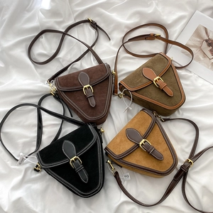 Bolsos bandolera vintage de PU mate en café, verde, negro y amarillo con hebillas